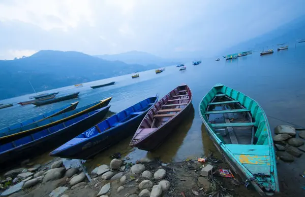 Fewa Gölü, Pokhara, Nepal 'de renkli ahşap tekne..