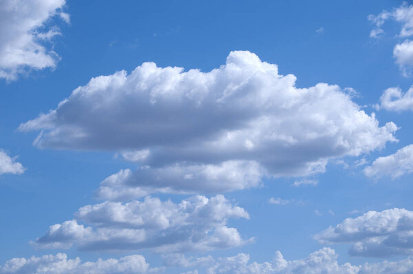 голубое небо фон с облаками