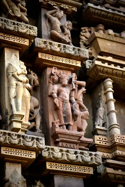 Khajuraho Tapınağı 'ndaki taş oyma heykelleri UNESCO' nun dünya mirası alanı Khajuraho, Madhya Pradesh, Hindistan