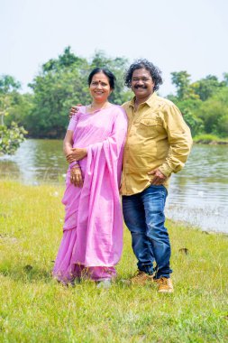 Nehrin önündeki mutlu Hintli çift