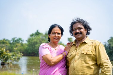 Nehrin önündeki mutlu Hintli çift