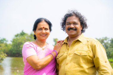 Nehrin önündeki mutlu Hintli çift