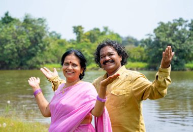 Nehrin önündeki mutlu Hintli çift