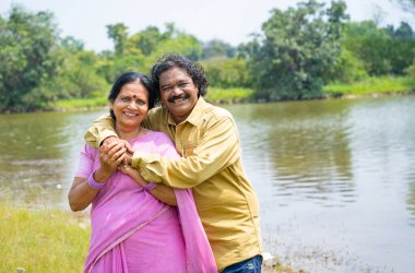 Nehrin önündeki mutlu Hintli çift