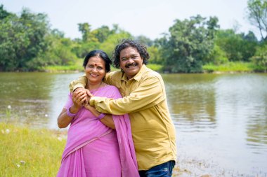 Nehrin önündeki mutlu Hintli çift