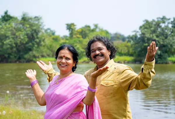 Nehrin önündeki mutlu Hintli çift