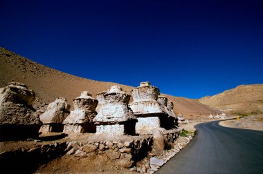 Himalayalar, Ladakh, Hindistan 'daki Himalaya Manali-Leh otoyolu.