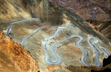 Lamayuru, Kargil, Leh Ladakh, Himalayalar, Jammu ve Kashmir yakınlarındaki yılan yolunun üst manzarası.