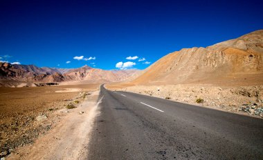 Himalayalar, Ladakh, Hindistan 'daki Himalaya Manali-Leh otoyolu.