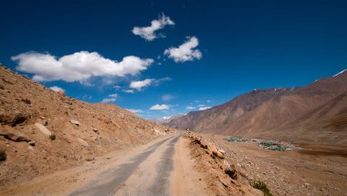 Himalayalar, Ladakh, Hindistan 'daki Himalaya Manali-Leh otoyolu.