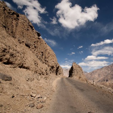 Himalayalar, Ladakh, Hindistan 'daki Himalaya Manali-Leh otoyolu.