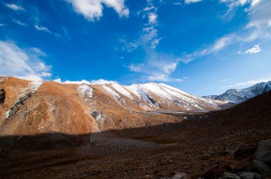 Kışın sonunda Ladakh 'ta buzlar eriyor.