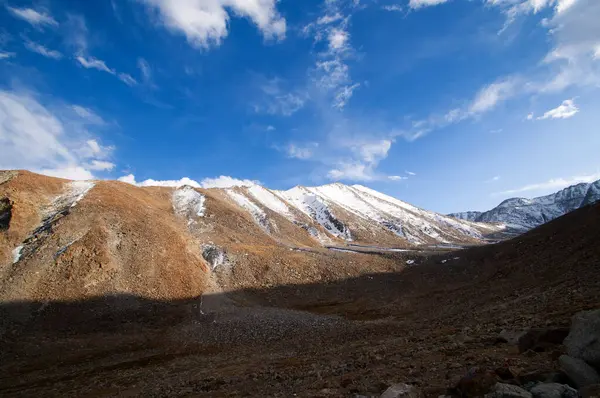 Kışın sonunda Ladakh 'ta buzlar eriyor.