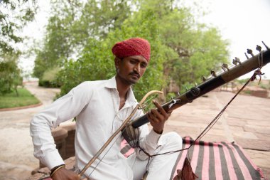 Geleneksel kıyafetleriyle sokak müzisyeni müzik enstrümanı, Rajasthan, Hindistan.