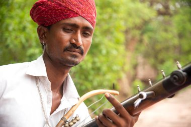 Geleneksel kıyafetleriyle sokak müzisyeni müzik enstrümanı, Rajasthan, Hindistan.