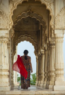 Kemerler ve Sütunlar arasında dans eden genç bayan turist.