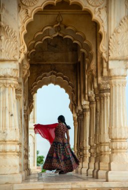 Kemerler ve Sütunlar arasında dans eden genç bayan turist.