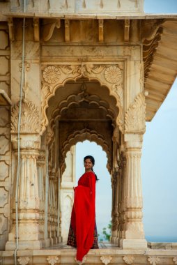 Kemerler ve Sütunlar arasında dans eden genç bayan turist.