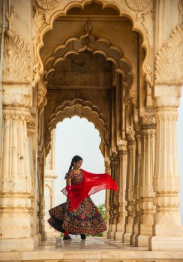 Kemerler ve Sütunlar arasında dans eden genç bayan turist.