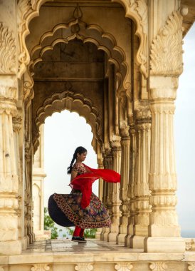 Kemerler ve Sütunlar arasında dans eden genç bayan turist.