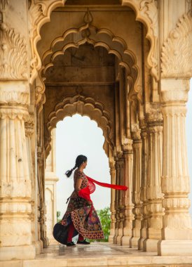 Kemerler ve Sütunlar arasında dans eden genç bayan turist.