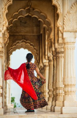 Kemerler ve Sütunlar arasında dans eden genç bayan turist.