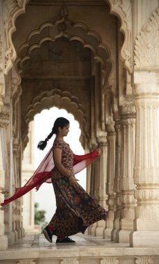 Kemerler ve Sütunlar arasında dans eden genç bayan turist.