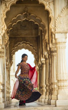 Kemerler ve Sütunlar arasında dans eden genç bayan turist.