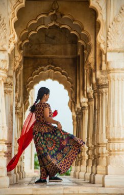 Kemerler ve Sütunlar arasında dans eden genç bayan turist.