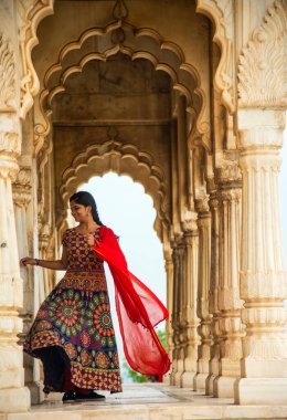 Kemerler ve Sütunlar arasında dans eden genç bayan turist.