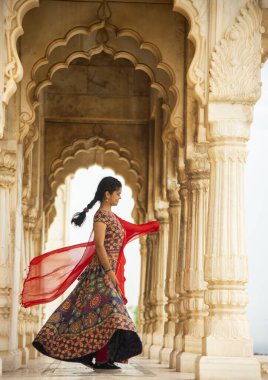 Kemerler ve Sütunlar arasında dans eden genç bayan turist.