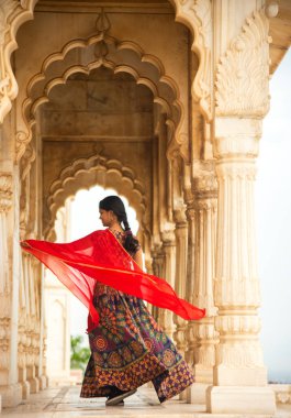 Kemerler ve Sütunlar arasında dans eden genç bayan turist.