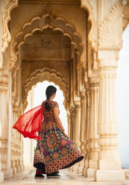 Kemerler ve Sütunlar arasında dans eden genç bayan turist.