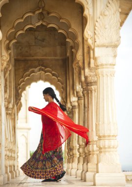 Kemerler ve Sütunlar arasında dans eden genç bayan turist.