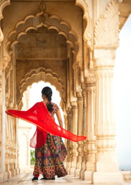 Kemerler ve Sütunlar arasında dans eden genç bayan turist.