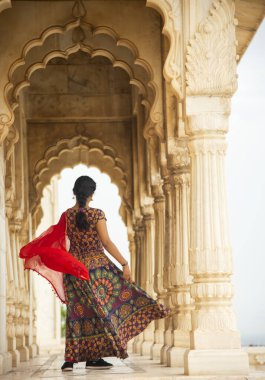 Kemerler ve Sütunlar arasında dans eden genç bayan turist.