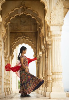 Kemerler ve Sütunlar arasında dans eden genç bayan turist.