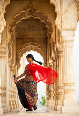 Kemerler ve Sütunlar arasında dans eden genç bayan turist.