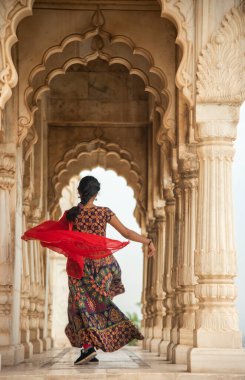 Kemerler ve Sütunlar arasında dans eden genç bayan turist.