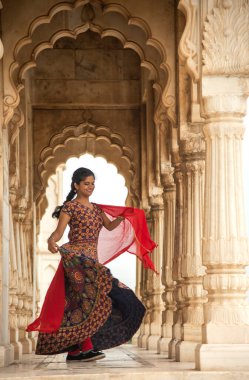 Kemerler ve Sütunlar arasında dans eden genç bayan turist.