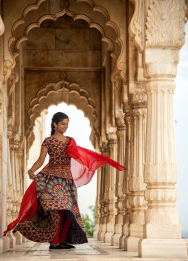 Kemerler ve Sütunlar arasında dans eden genç bayan turist.