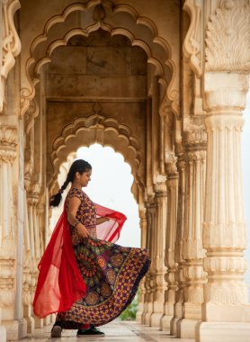 Kemerler ve Sütunlar arasında dans eden genç bayan turist.