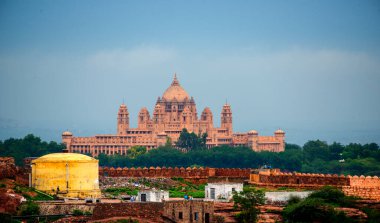 Umaid Bhawan Sarayı önündeki kadın turist, Jodhpur, Hindistan