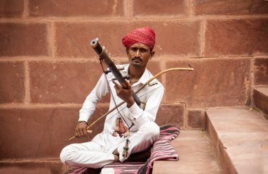 Geleneksel kıyafetleriyle sokak müzisyeni müzik enstrümanı, Rajasthan, Hindistan.