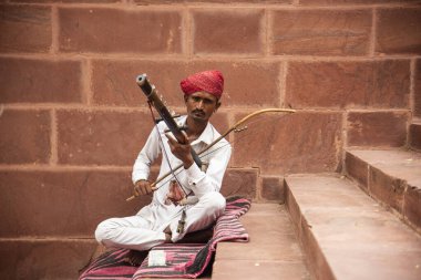 Geleneksel kıyafetleriyle sokak müzisyeni müzik enstrümanı, Rajasthan, Hindistan.