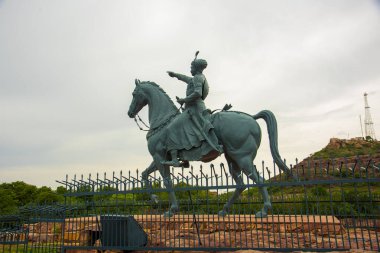 Rao Jodha Heykeli, Jodhpur, Rajasthan, Hindistan. 1459 'da Jodhpur' un kurucusu. Ashtadhatu 'dan yapılmış sekiz metalden oluşan bir heykel.