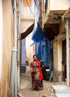Hintli kadın gezgin Jodhpur 'un kalbinde keşfetti. Bilinen adıyla Blue City, Jodhpur, Rajasthan, Hindistan.