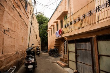 Jodhpur sokaklarında mavi ev cephesi, aynı zamanda Blue City, Jodhpur, Rajasthan, Hindistan olarak da bilinir.
