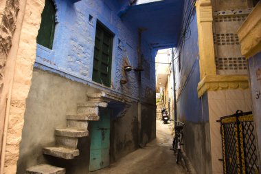 Jodhpur sokaklarında mavi ev cephesi, aynı zamanda Blue City, Jodhpur, Rajasthan, Hindistan olarak da bilinir.