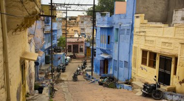 Jodhpur sokaklarında mavi ev cephesi, aynı zamanda Blue City, Jodhpur, Rajasthan, Hindistan olarak da bilinir.